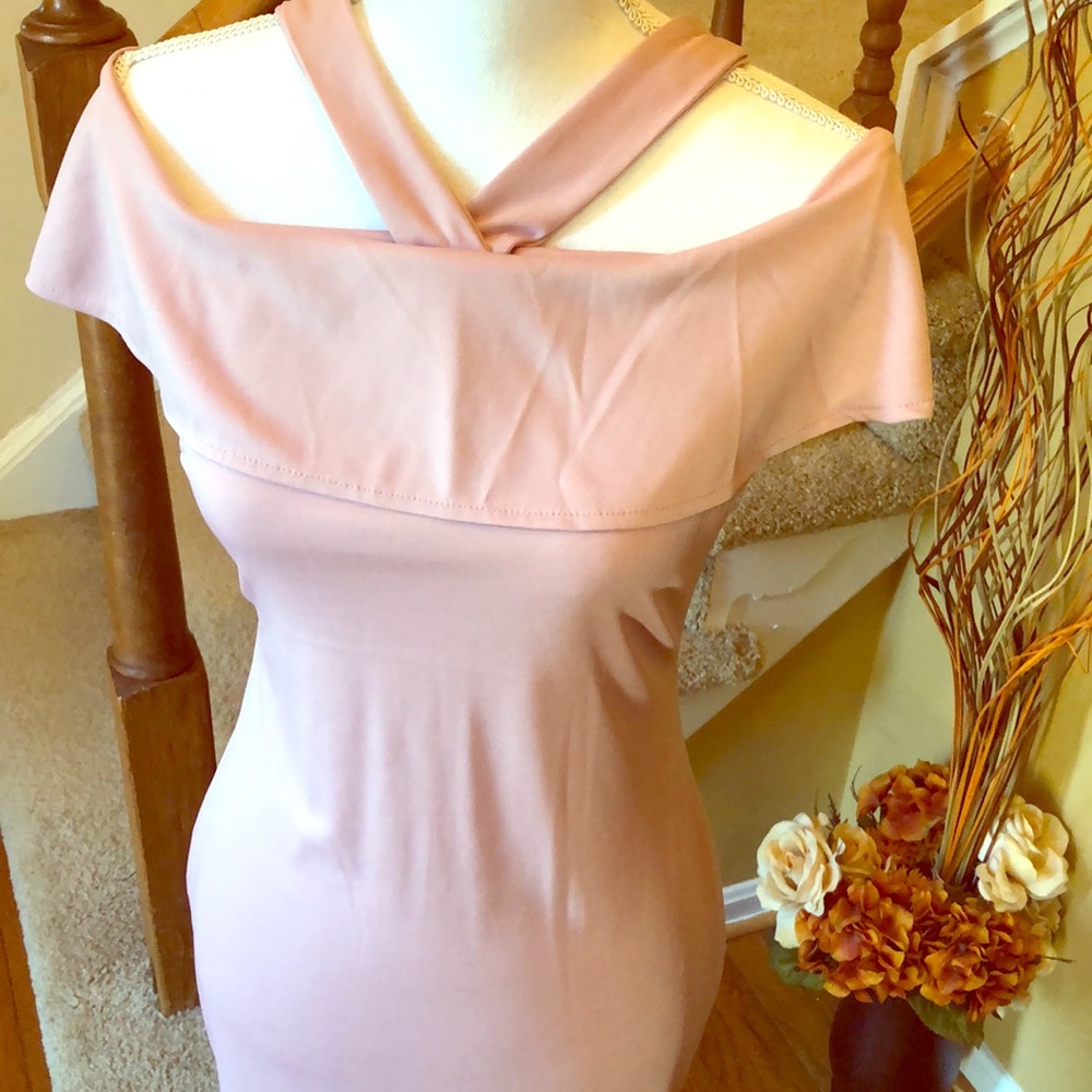 🌸 Cold-Shoulder Ruffle Halter Dress - Picture 2 of 7